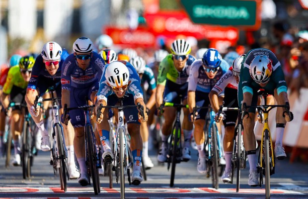 Pavel Bittner le roba la 5ª etapa de La Vuelta 2024 en el último metro a Van Aert por centímetros