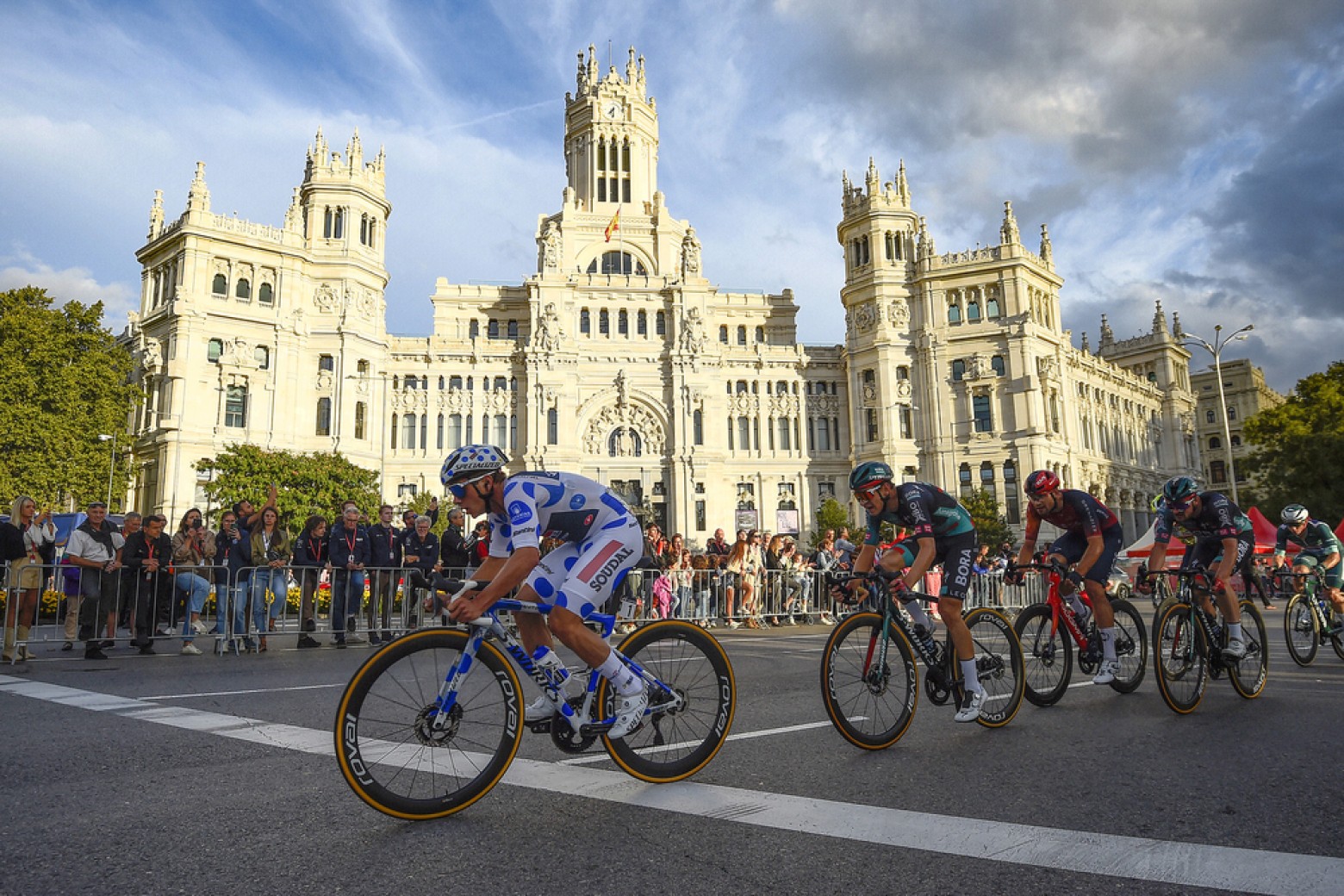 How much prize money does La Vuelta a España 2024 distribute?