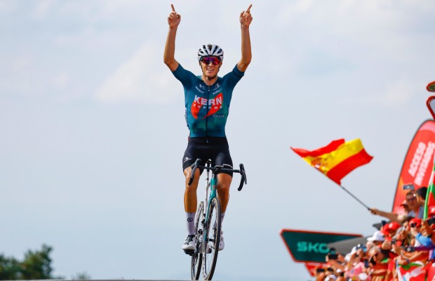 Pablo Castrillo homenageia Manuel Azcona dando uma vitória à Kern Pharma na La Vuelta 2024