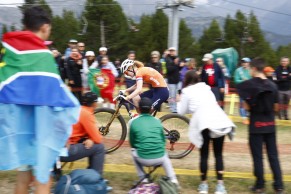 Puck Pieterse wins the XCO World Championship 2024 with a perfect race