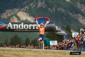 Puck Pieterse wins the XCO World Championship 2024 with a perfect race