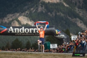 Puck Pieterse gana con una carrera perfecta el Campeonato del Mundo XCO 2024
