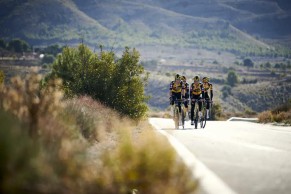 Los ciclistas sí pueden circular en paralelo y por la calzada