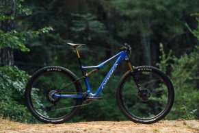 L'Orbea Oiz 2025 est mis à jour avec un nouveau guidon intégré, une tige de selle télescopique et une commande à distance