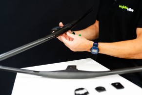 L'Orbea Oiz 2025 est mis à jour avec un nouveau guidon intégré, une tige de selle télescopique et une commande à distance