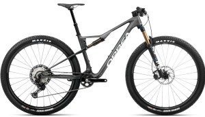 L'Orbea Oiz 2025 est mis à jour avec un nouveau guidon intégré, une tige de selle télescopique et une commande à distance