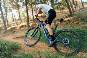 L'Orbea Oiz 2025 est mis à jour avec un nouveau guidon intégré, une tige de selle télescopique et une commande à distance