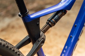 L'Orbea Oiz 2025 est mis à jour avec un nouveau guidon intégré, une tige de selle télescopique et une commande à distance