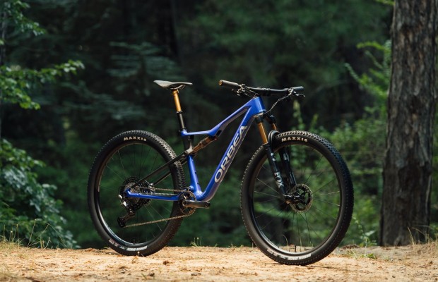 The Orbea Oiz 2025 is updated with a new integrated handlebar, dropper post and remote lockout