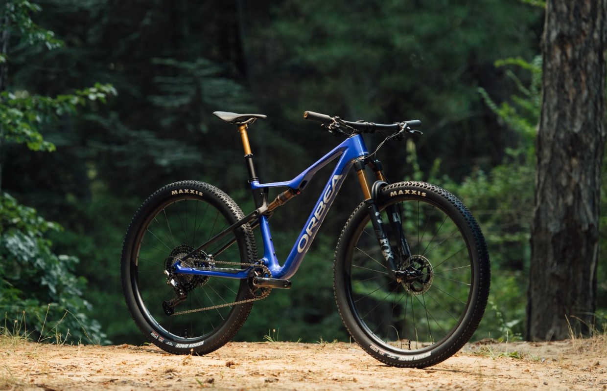 A Orbea Oiz 2025 é atualizada com novo guidão integrado, canote
