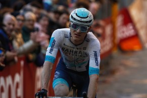 El campeón del mundo de gravel Matej Mohoric se accidenta en Girona a 2 semanas de defender el título