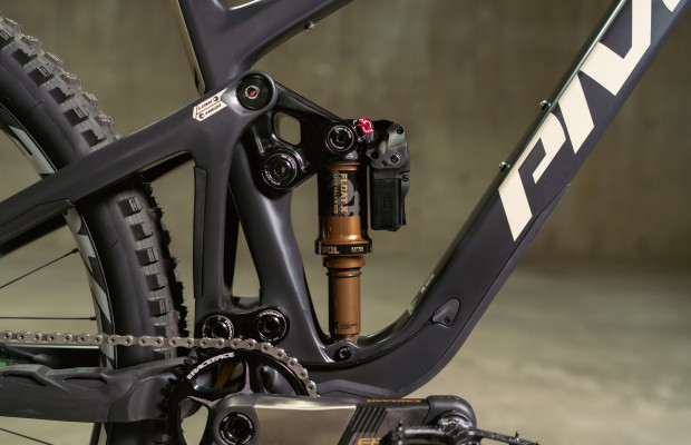 Fox changes the rules with its new intelligent Live Valve Neo shock absorber: it does not depend on other components, it does not have an intermediate mode, and it is the fastest