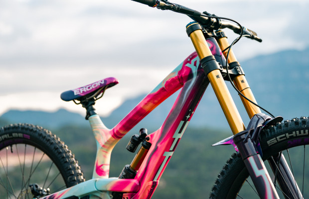 A espetacular YT TUES personalizada de Bienve Aguado para o Red Bull Rampage 2024