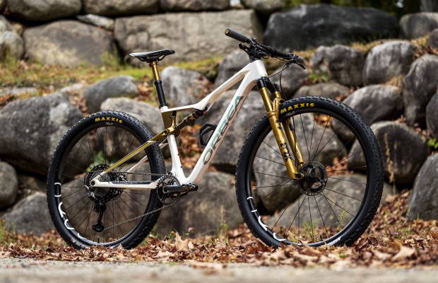 Gold and rainbow for the Orbea Oiz 2025 of the U23 World Champion
