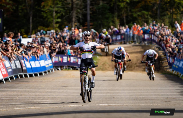 Victor Koretzky montre son maillot arc-en-ciel et remporte le Short Track à Lake Placid