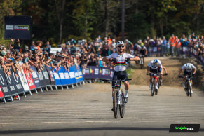 Victor Koretzky hace gala de su arcoíris y gana el Short Track en Lake Placid