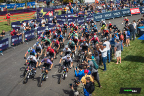 Victor Koretzky hace gala de su arcoíris y gana el Short Track en Lake Placid