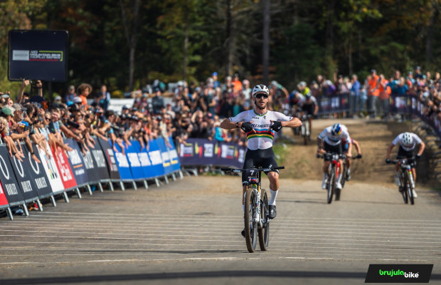 Victor Koretzky hace gala de su arcoíris y gana el Short Track en Lake Placid