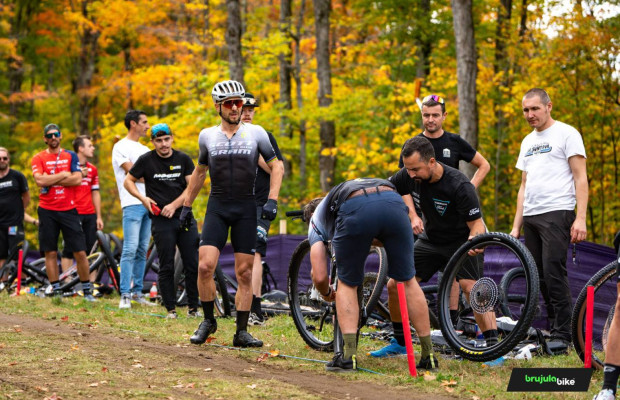 3 pinchazos apartan a Schurter de la pelea por la general de la Copa del Mundo