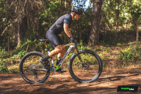 Nous avons testé le Pinarello Dogma XC, est-il aussi rapide que Tom Pidcock?