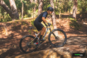 Nous avons testé le Pinarello Dogma XC, est-il aussi rapide que Tom Pidcock?