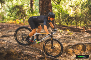 Nous avons testé le Pinarello Dogma XC, est-il aussi rapide que Tom Pidcock?