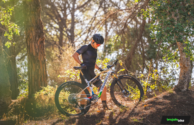 Nous avons testé le Pinarello Dogma XC, est-il aussi rapide que Tom Pidcock?