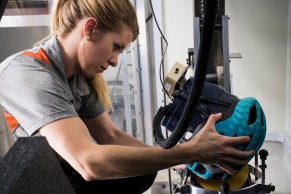 Hay cascos de ciclismo baratos y ligeros más seguros que otros mucho más caros. Ahora podremos saberlo