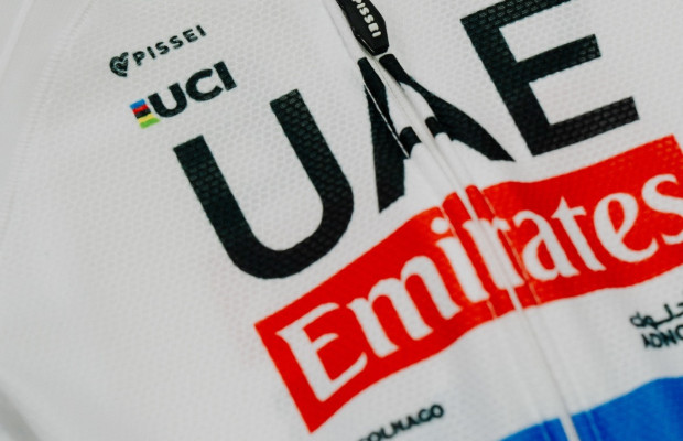 Pogacar desvela su nueva equipación de Campeón del Mundo, con bici a juego