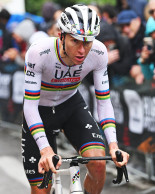 Pogacar continue de dominer, maintenant vêtu de l'arc-en-ciel