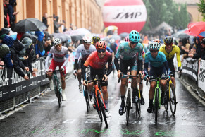 Pogacar continue de dominer, maintenant vêtu de l'arc-en-ciel