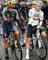 Pogacar continúa arrasando, ahora vestido de arcoíris