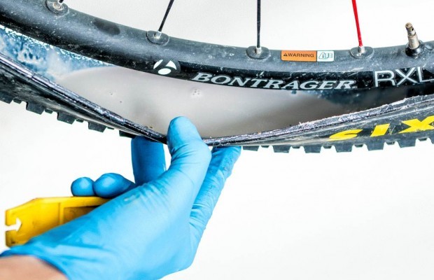 When must the tubeless tire sealant be replaced? What quantity?