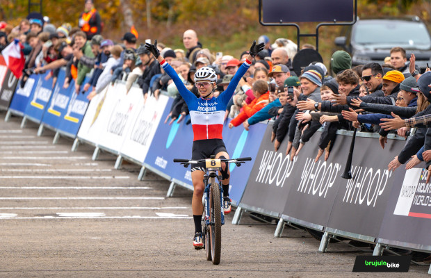 Loana Lecomte gana la Copa del Mundo XCO de Mont Sainte Anne, Alessandra Keller se lleva la General