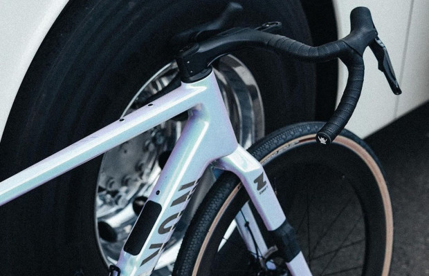 En détail, le spectaculaire Canyon Grail avec lequel Van der Poel a remporté le Championnat du Monde de Gravel