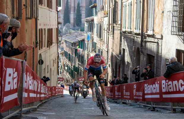 ¿Sentado o de pie? Por qué ya no se sube como antes en el ciclismo profesional