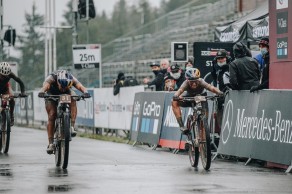 Evie Richards hace toda una demostración de potencia y gana el primer Short track de Nove Mesto