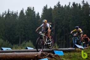Evie Richards hace toda una demostración de potencia y gana el primer Short track de Nove Mesto