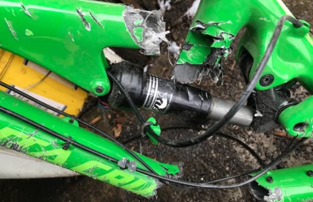 "Se vende Santa Cruz Bronson cortada con un hacha por mi novia"