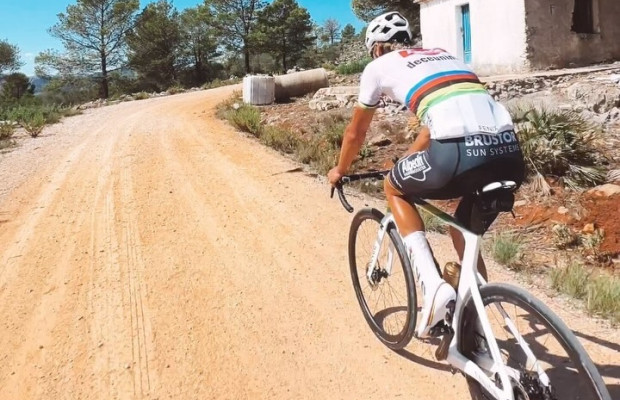 Van der Poel já está treinando com sua nova camisa arco-íris