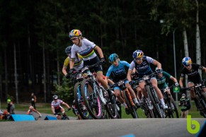 Evie Richards gana el último Short Track del año con polémica