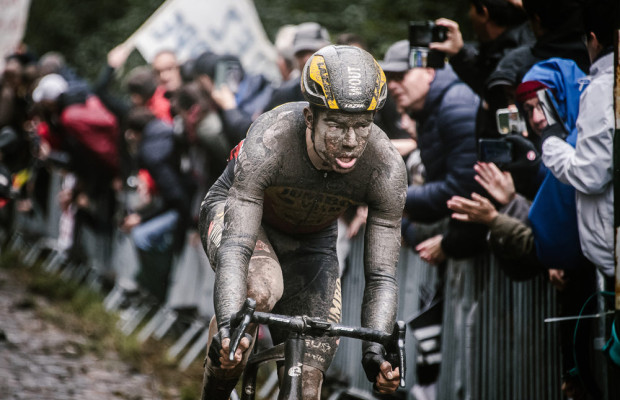Lo que muchos ciclistas olvidan hacer con su casco
