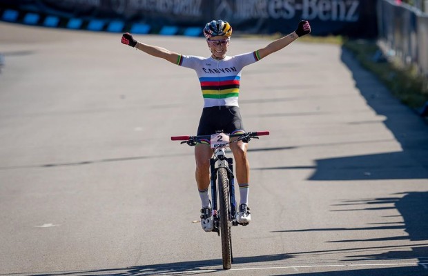 Pauline Ferrand Prevot gana con un ritmo aplastante la segunda Copa del Mundo de Nove Mesto 2020