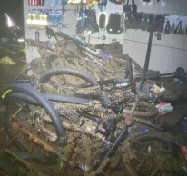 Giant raffles Pablo Castrillo's bike to help its stores affected by the DANA