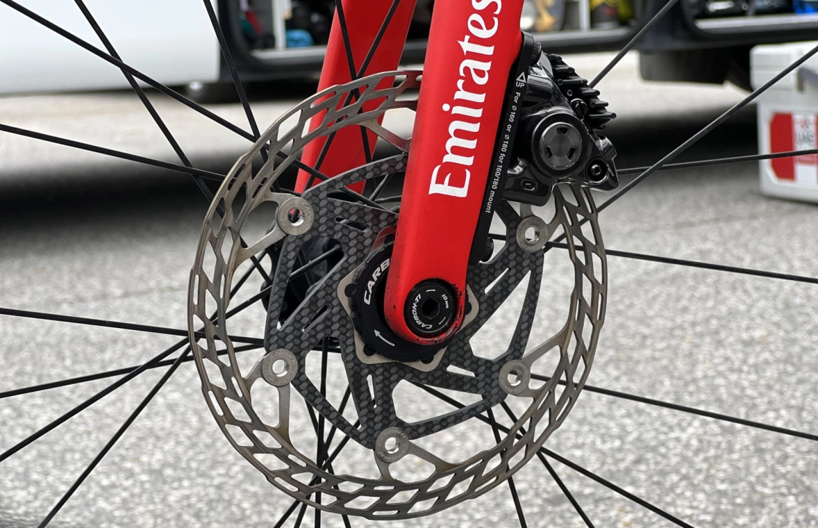 Proposal to reduce braking power, with smaller discs, to avoid accidents in the peloton