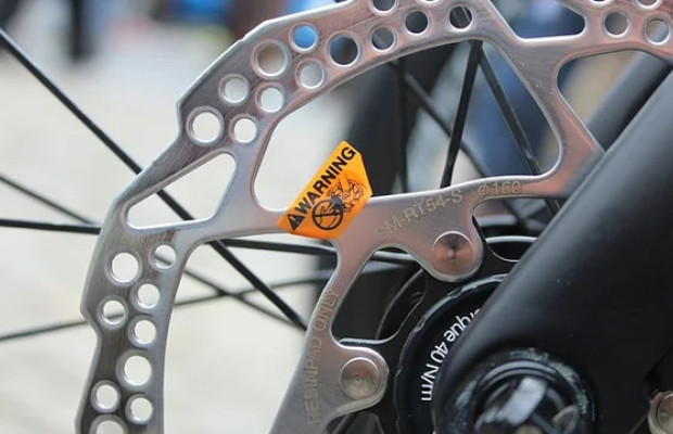 Proposal to reduce braking power, with smaller discs, to avoid accidents in the peloton