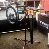 Quién termino Top 10 en la Copa del Mundo de Nove Mesto con esto atravesado en la rueda