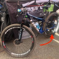 Quién termino Top 10 en la Copa del Mundo de Nove Mesto con esto atravesado en la rueda