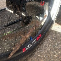 Quién termino Top 10 en la Copa del Mundo de Nove Mesto con esto atravesado en la rueda