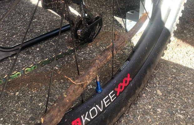 Quién termino Top 10 en la Copa del Mundo de Nove Mesto con esto atravesado en la rueda